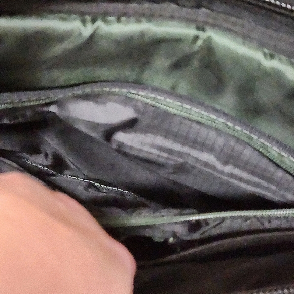 Targus Unofficial Messenger Case fits 16 inch Laptop Colors Black & Green - Picture 12 of 15